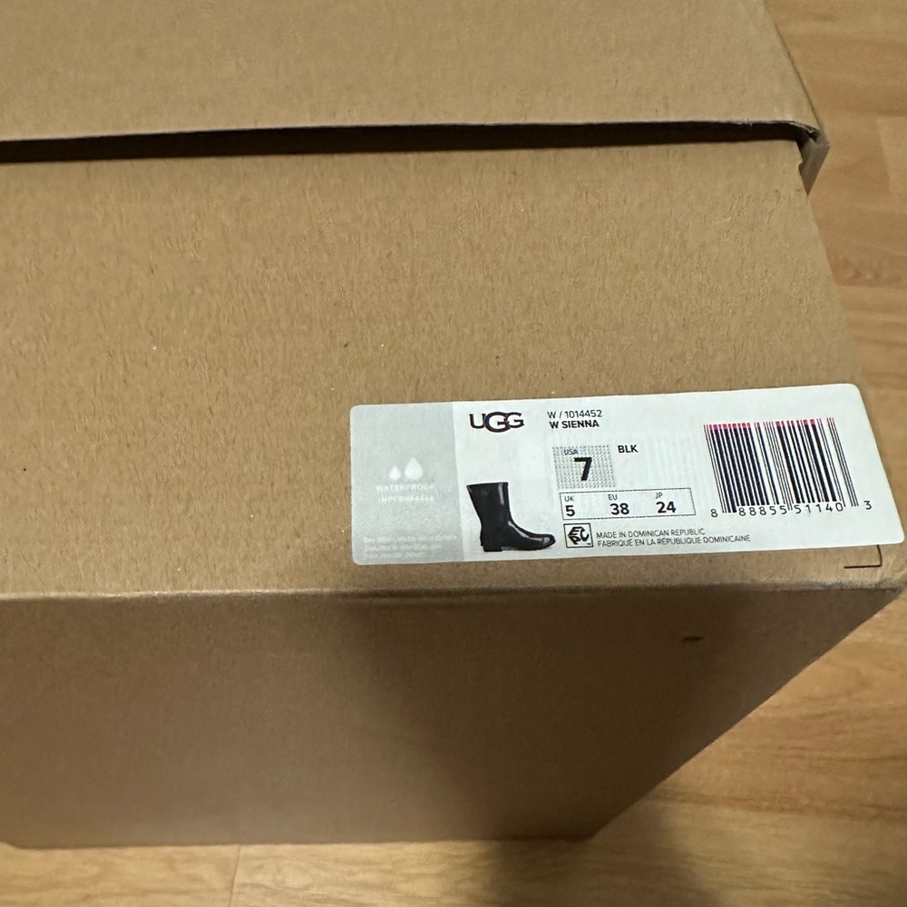 Ugg short rain boots